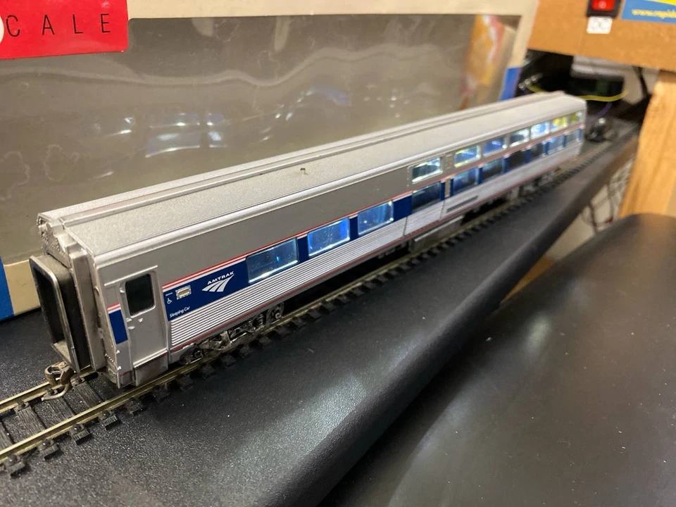 HO CUSTOM Walthers Amtrak Viewliner Sleeper Ph VI, lights, figures, weathered - Image 4 of 4