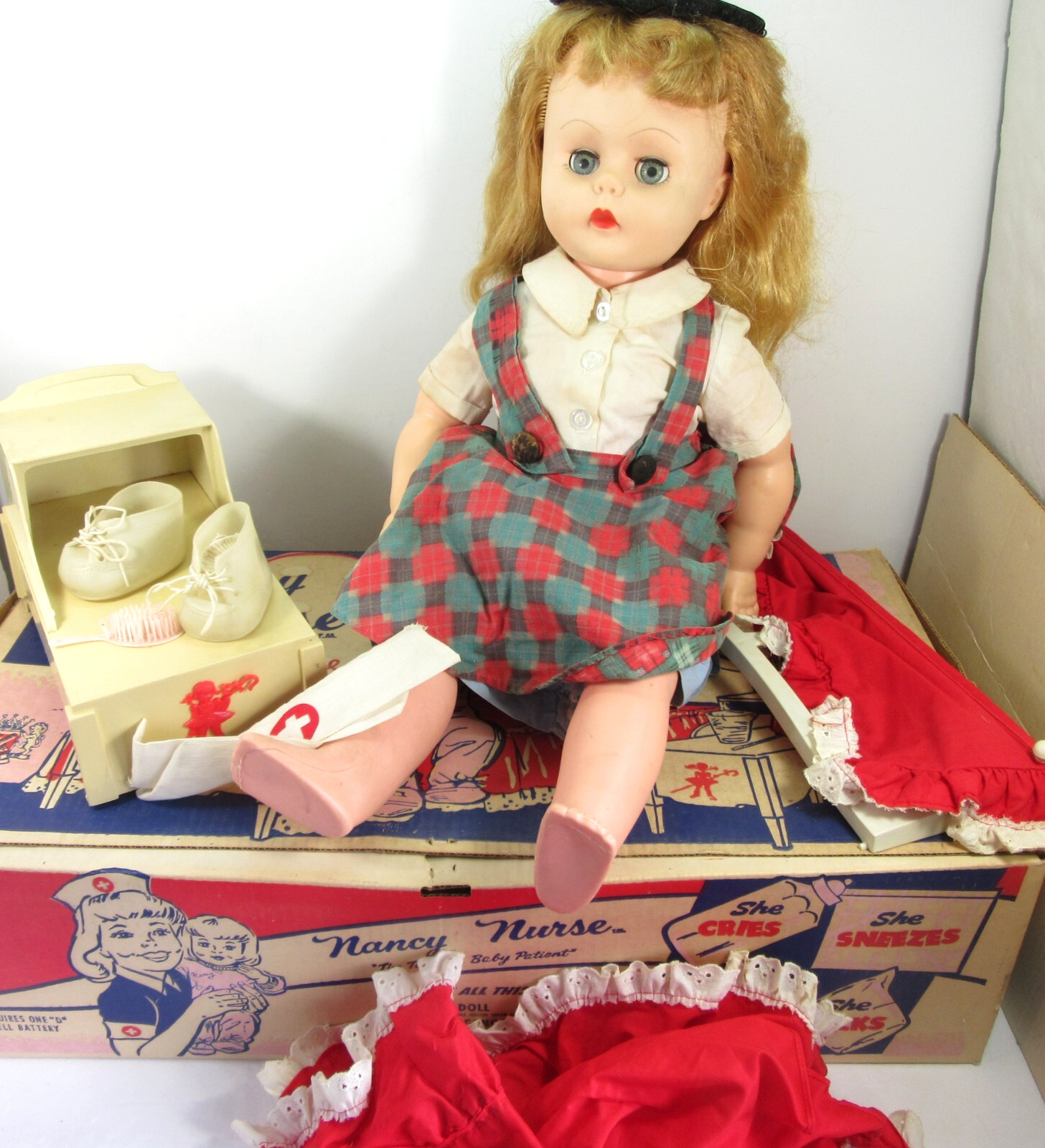 Deluxe Reading Suzy Smart 20" Doll & Nancy Nurse Box 1963 Vintage Toy