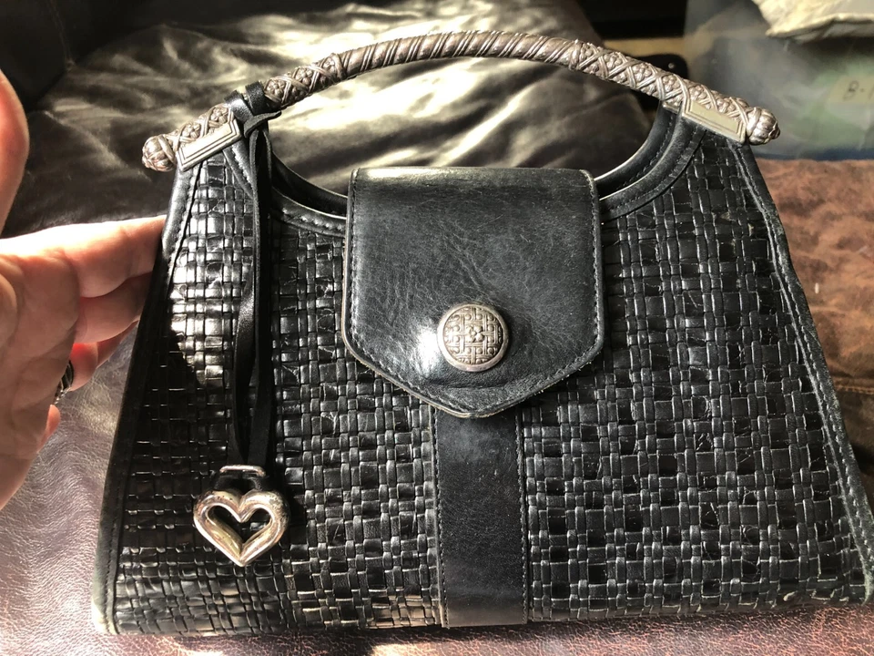 Precioso bolso de mano de cuero tejido negro Brighton de colección con asas de metal ornamentado