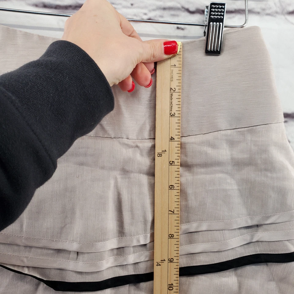 Falda REISS para mujer 4 niveles cremallera trasera seda mezcla lino hasta la rodilla beige negra Foto 4 de 4