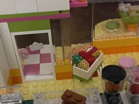 Lego Friends 41035 Heartlake Juice Bar with Minifigures Missing 3 Pieces Used