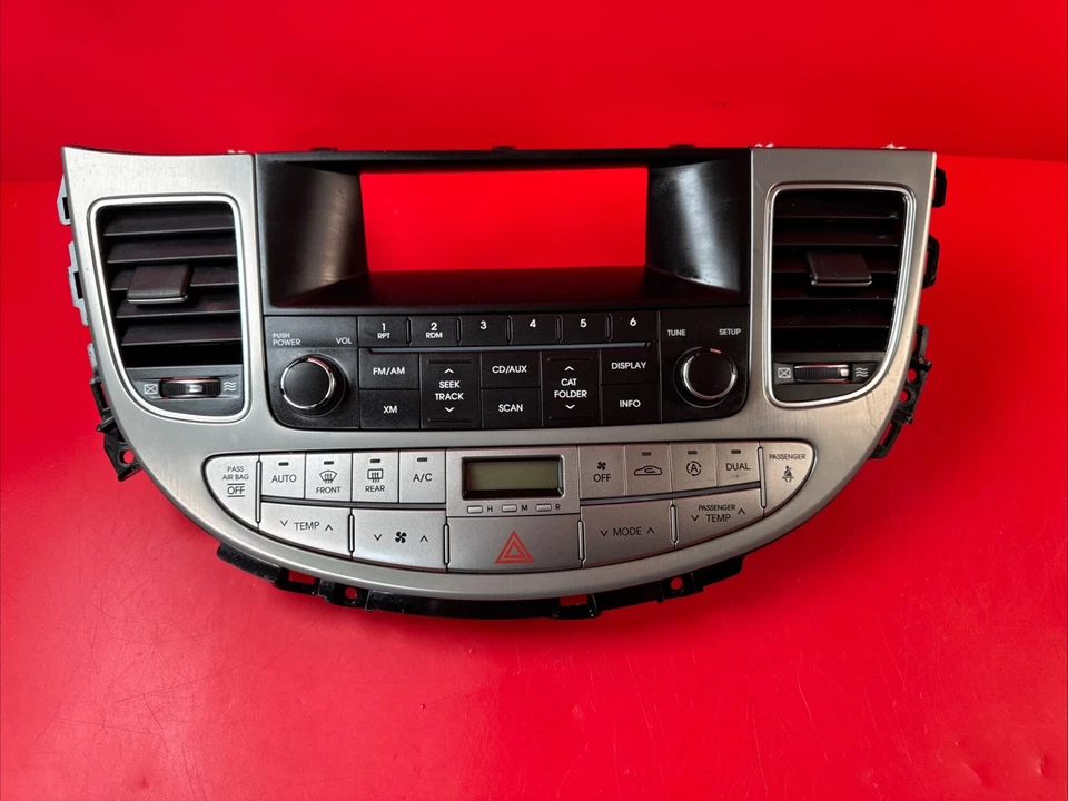 Tela de infotainment usada serve: 2011 Hyundai Genesis Sdn tela de exibição sem navegação - Imagem 3 de 4