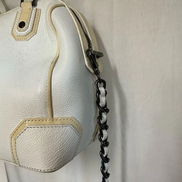 Bolso Bandolera Alice + Olivia Olivia Cuero de Vaca Guijarro Blanco Crema Foto 3 de 4