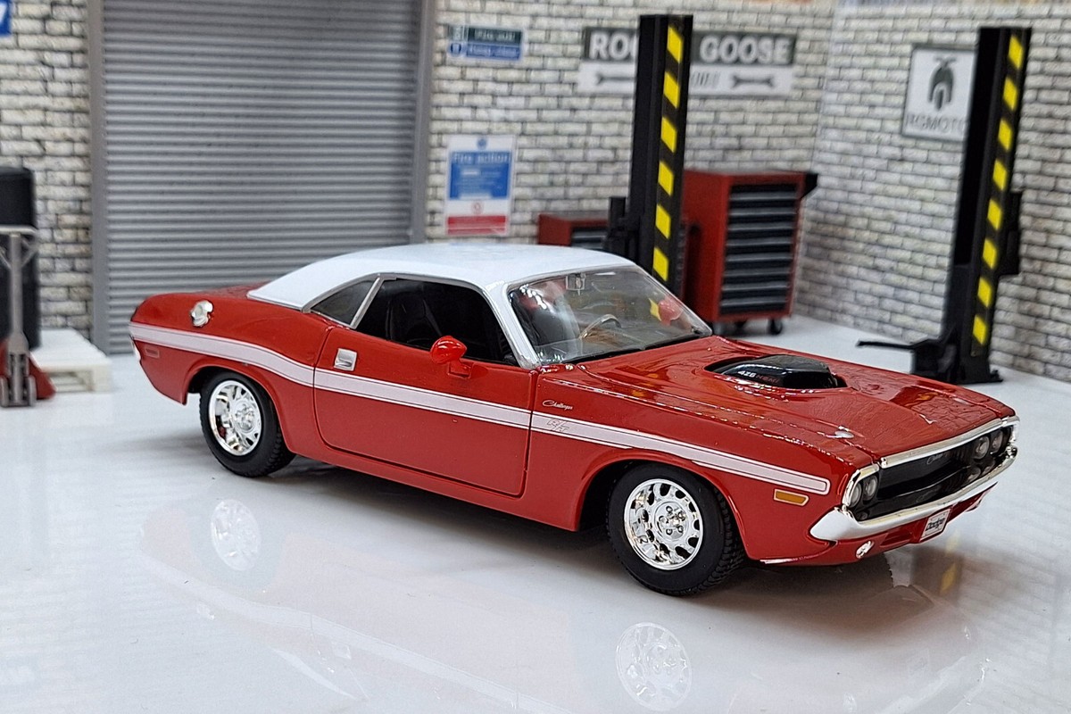 1970 Dodge Challenger R/T 1/24レッド絶版品 1970 Dodge Challenger R/T Coupe Red 1:24 Scale Car | eBay
