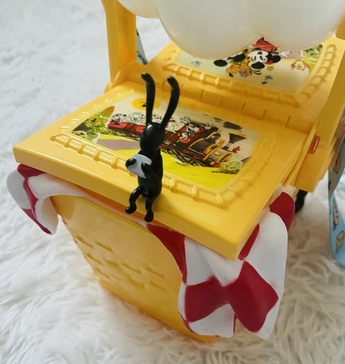 DISNEYLAND TOON TOWN PICNIC BASKET WITH MICKEY GLOVE HANDLE ~ NEW