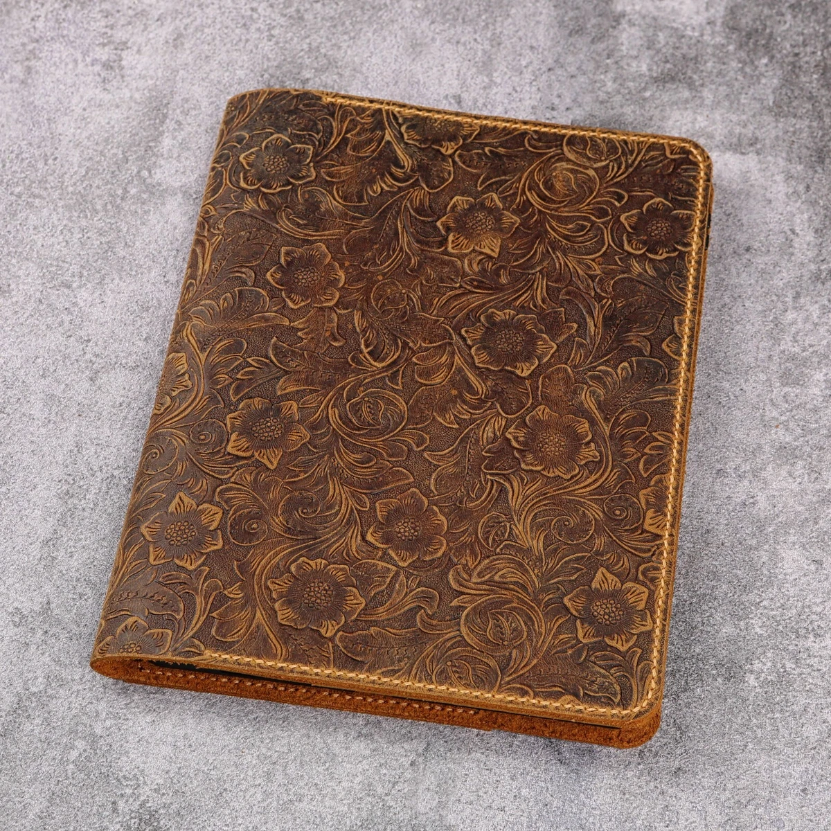 Custodia In Vera Pelle Di Bufalo DRAKENSBERG Per Tablet Fino A 11'' – Marrone Avana, Vintage, Fatta A Mano