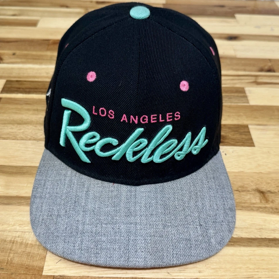 Sombrero Young & Reckless 2 Gorras Snapback Los Angeles Rojo Gris Escritura Logo Avestruz Foto 2 de 4