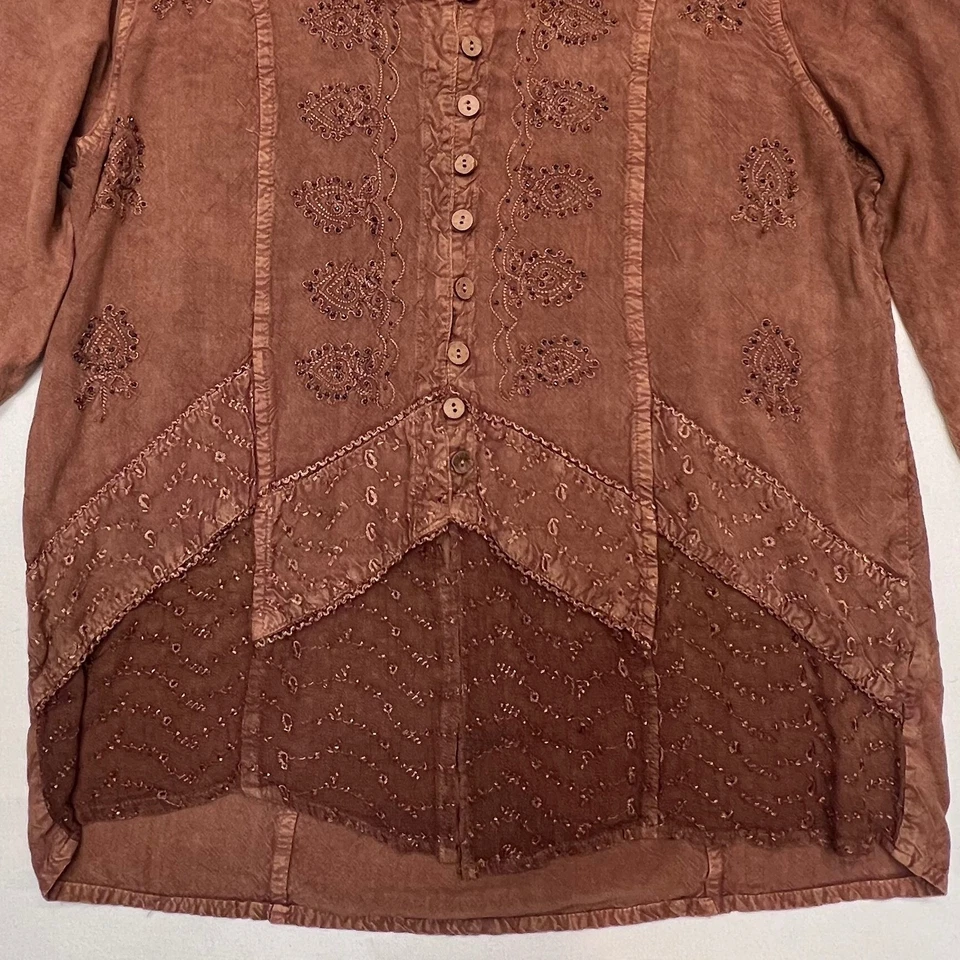 Túnica Mlle Gabrielle marrom bordada boêmia camponesa botão frontal tamanho 1X - Imagem 4 de 4