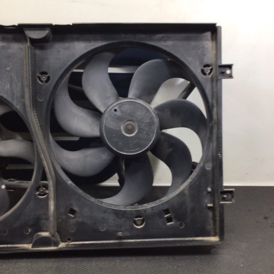 Volkswagen Golf 2004 4 puertas - conjunto de ventilador de refrigeración Foto 3 de 4