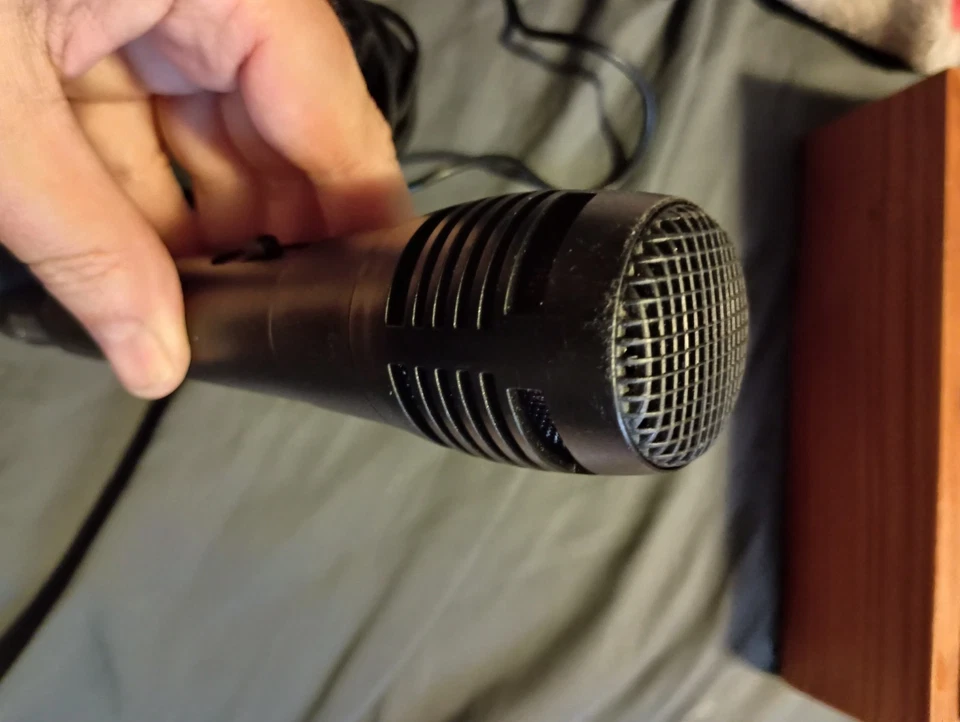 The Singing Machine SMM205 Dynamic Professional Microphone - Image 2 of 4