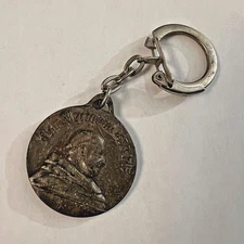 VINTAGE KEYCHAIN OLD METAL MOET & CHANDON 1743 CHAMPAGNE DOM PÉRIGNON