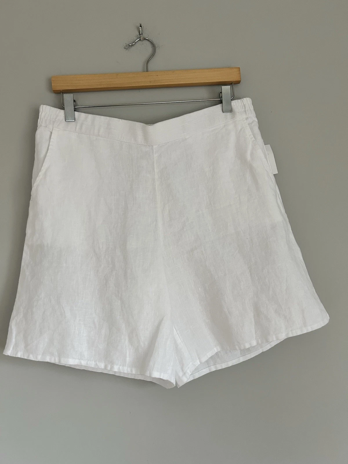 NWT - Charter Club Luxury White Pull On Shorts 💯 % Linen, Pockets - Size Medium
