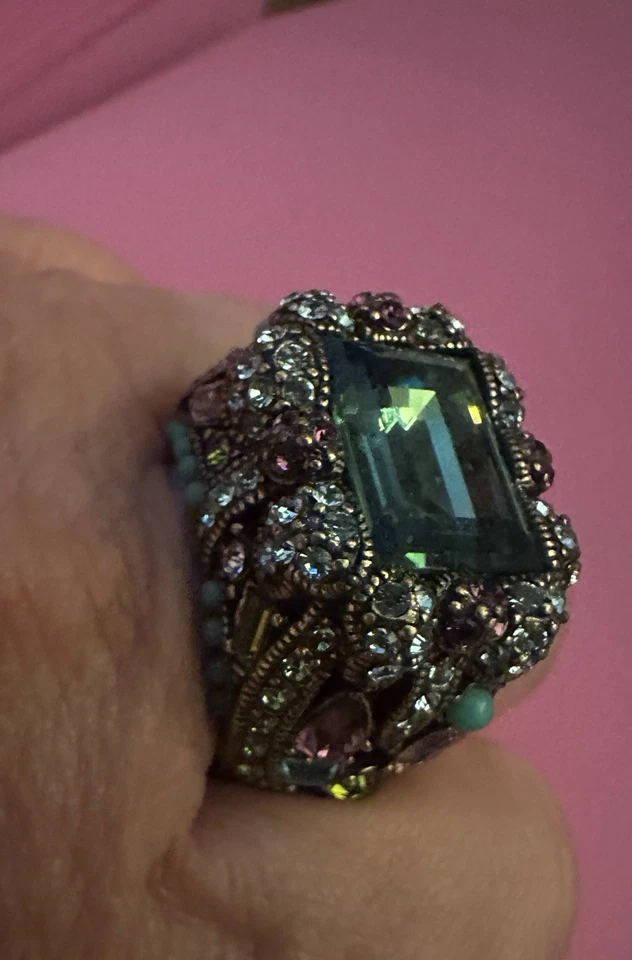 Anillo de cóctel de piedras preciosas verde esmeralda con detalles florales Foto 4 de 4