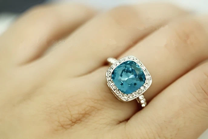 Anillo de compromiso de boda de zafiro simulado de cristal azul GF de oro blanco de 18 quilates para mujer Foto 2 de 4