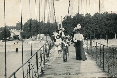 AGEN Sur la Passerelle Familienspaziergang im sehr schicken Outfit Les chapeaux