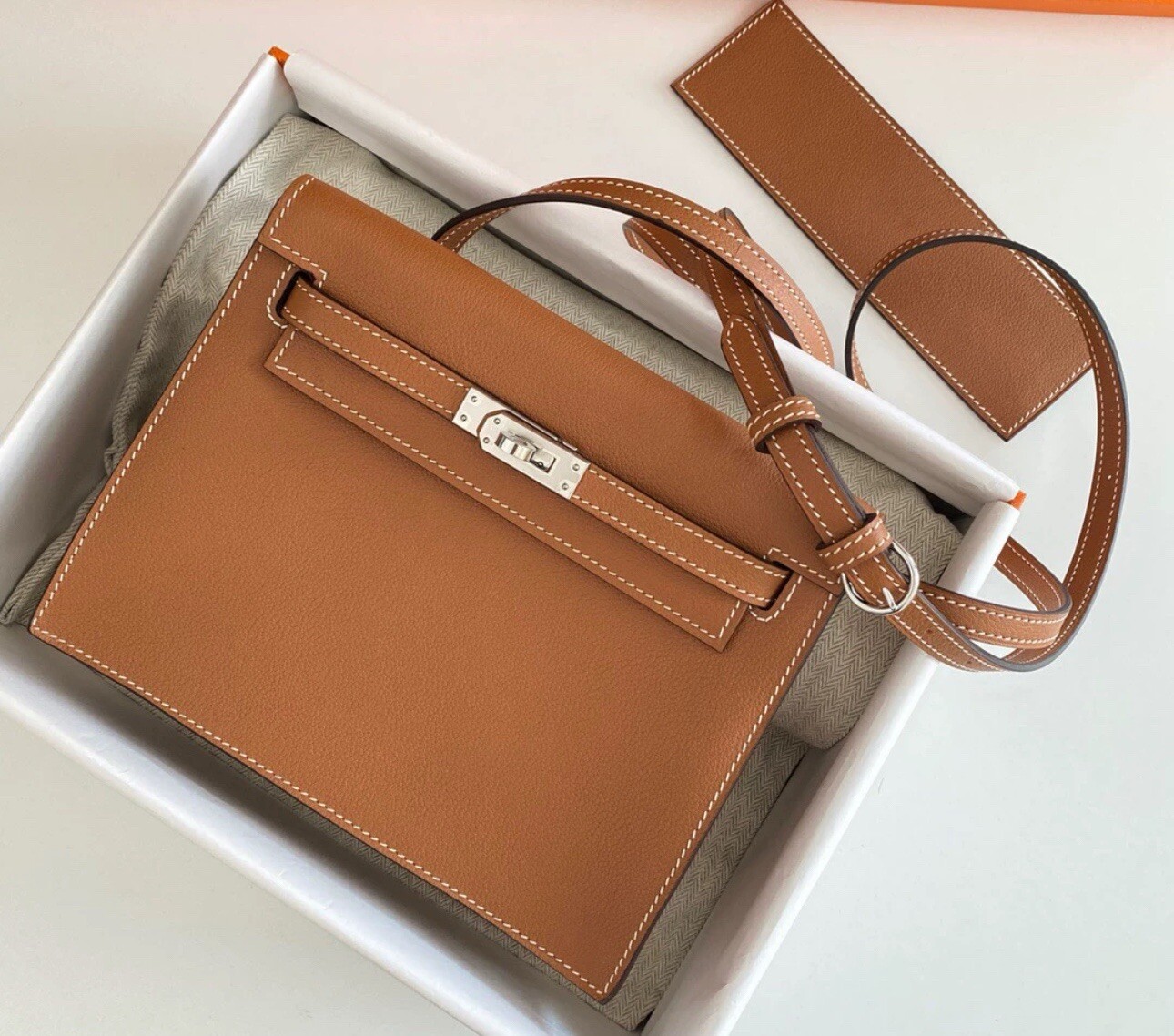 Shoulder Bag in Gold-image