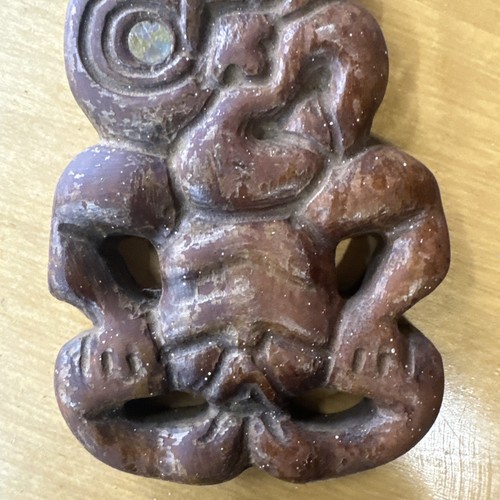 Maorí Nueva Zelanda Hei Tiki Madera Tallada Figura Decoración Pared Paua Shell Ojo 7.5" - Imagen 4 de 4