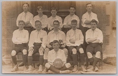 FUSSBALL unbekannte College Football Mannschaft 1910/11 RP Postkarte