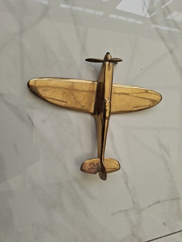 Ein Messing Spitfire Modellflugzeug.