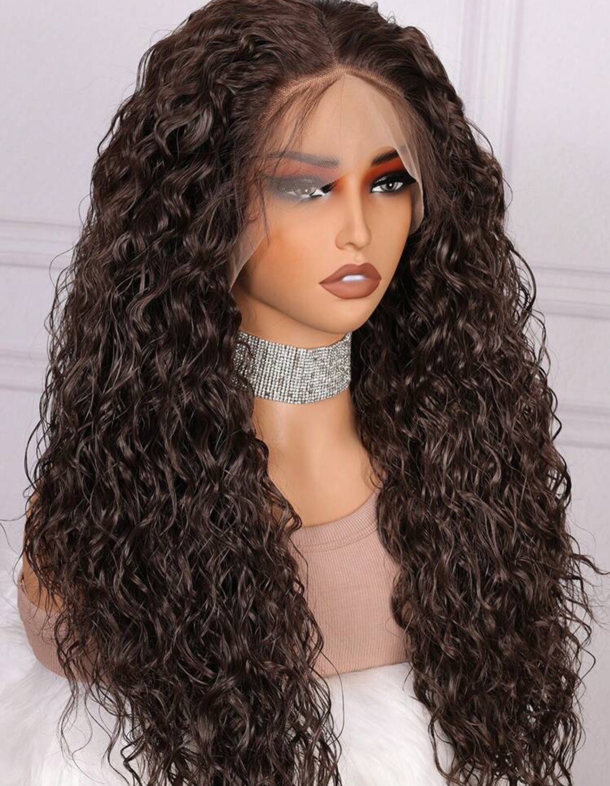 Perruque bouclée 70cm brun foncé idéale pour soirées et looks quotidiens