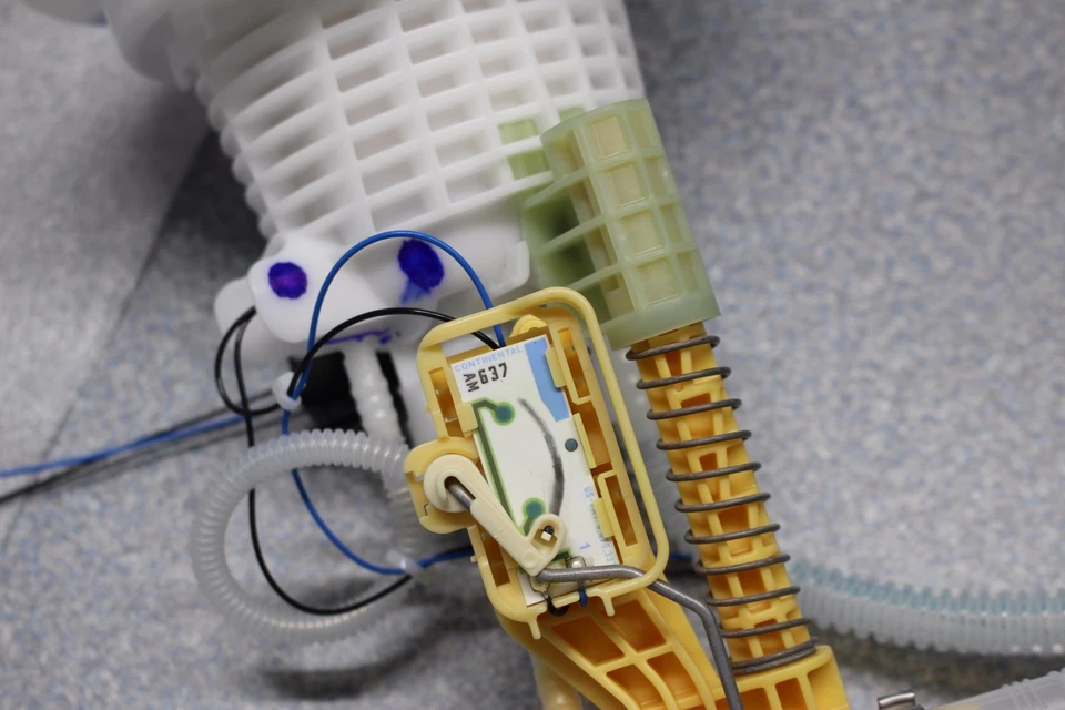 Genuine OEM Mercedes Fuel Tank Sending Unit & Filter W164 W251 ML350 GL450 GL550 - Image 4 of 4