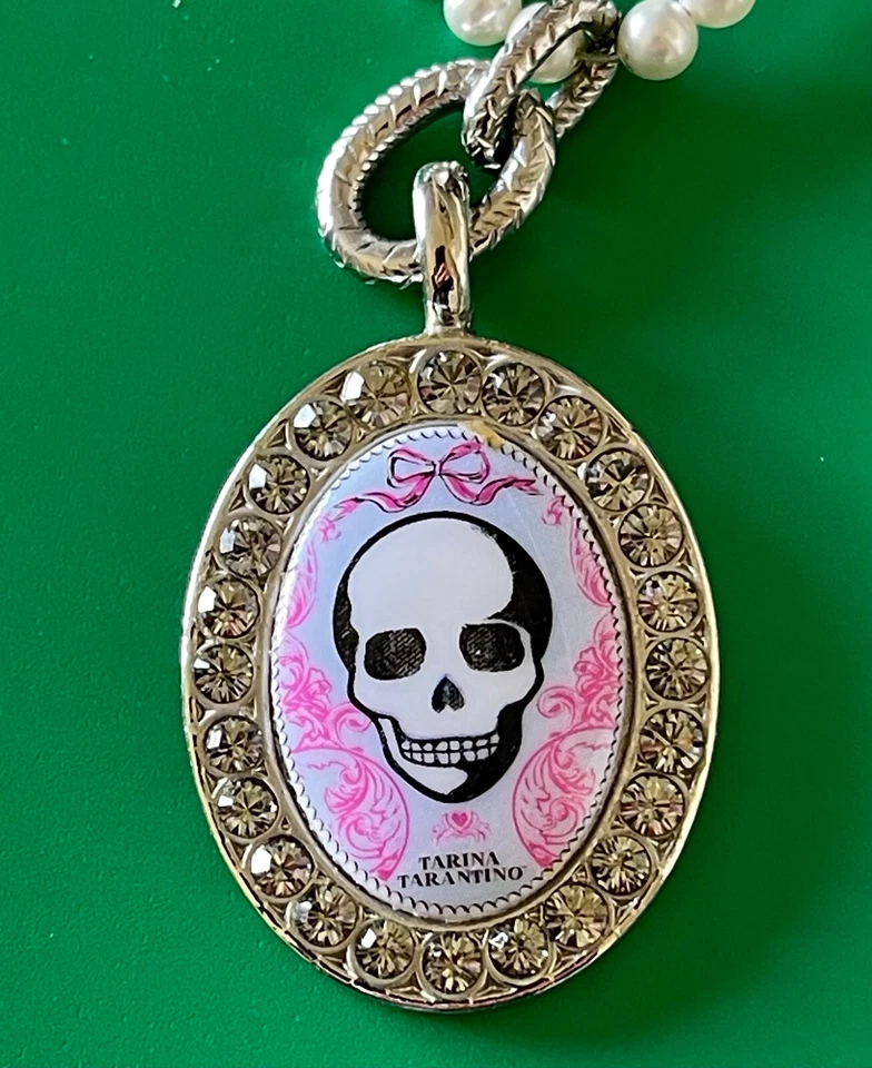 Collar Colgante Calavera Esmaltada Tarina Tarantino con Perlas y Cristales de Swarovski Foto 3 de 4