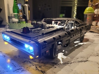 Doms Dodge Charger aus 1077 Teilen mit Beleuchtung über USB aus Klemmbausteinen