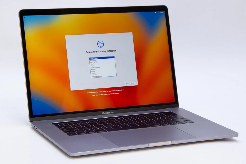 Apple MacBook Pro 15" mid-2017 i7 7th Gen 16GB RAM 500GB SSD Radeon GPU Touch ID - Image 2 of 4