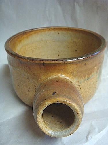 SIGNED & DATED Hand Crafted Pottery BOWL w/ LARGE HOLLOW HANDLE - Bild 2 von 7