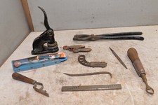 Antiguo lote de herramientas joyeros zapatero botón fabricante notario prensa archivo y más mezclado