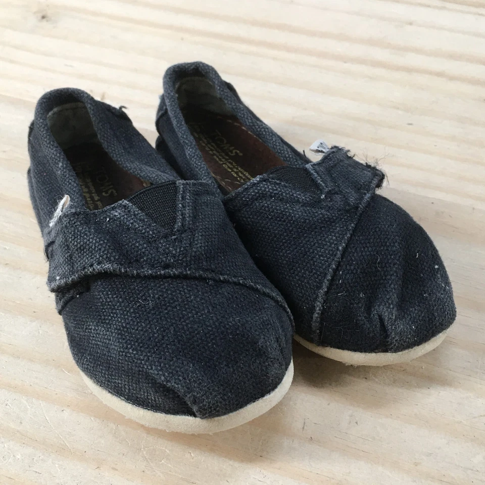 Toms Shoes Child 5 Slip On Flats Black Canvas  Round Toe Snap Casual Comfort - Image 3 of 4