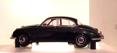 1/18  Daimler V8-250 British Racing Green LHD 1967 Paragon Models