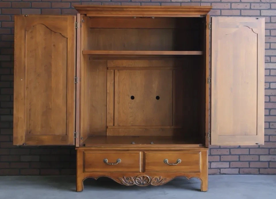 Exquisito gabinete de TV de campo francés vintage Ethan Allen Foto 2 de 4