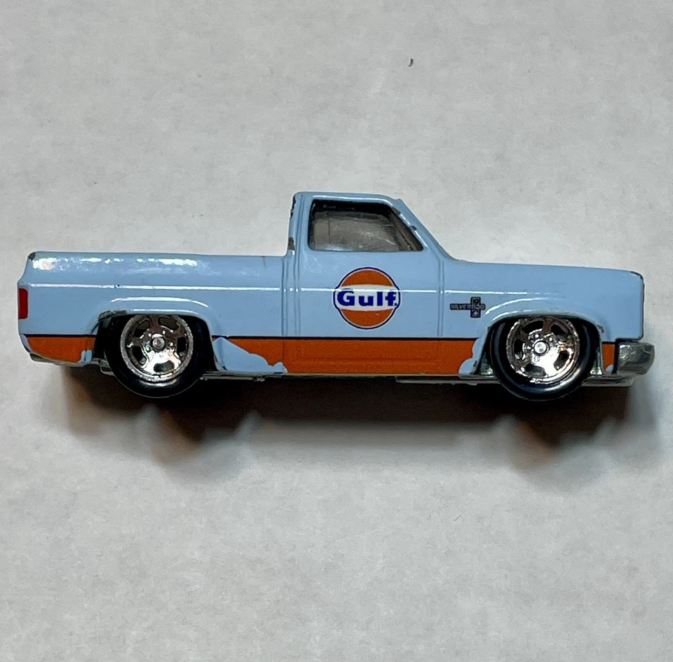 Chevy Silverado Hot Wheels Pop Culture Vintage Gulf Oil '83 Foto 4 de 4
