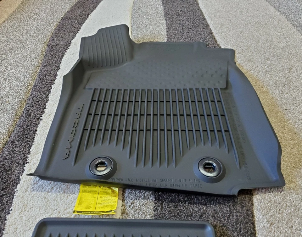 Alfombrillas para todo clima Toyota Tacoma D-Cab 2018-2023 OEM edición letras negras  Foto 4 de 4