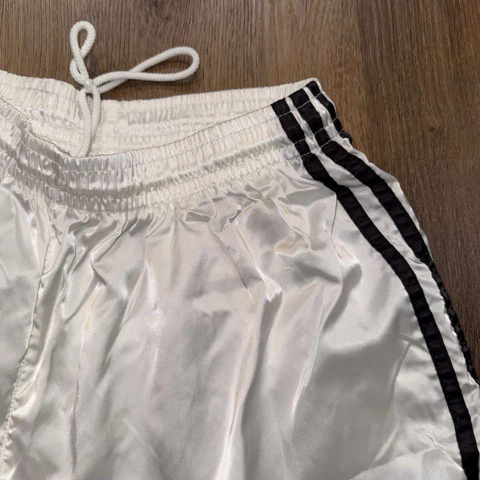 Shorts Adidas vintage futebol náilon cetim brilhante aparência molhada listra brilhante anos 90 masculino médio - Imagem 4 de 4