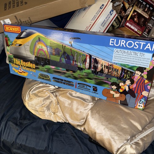 Hornby The Beatles Yellow Submarine 00 Gauge Train Set Eurostar In Box