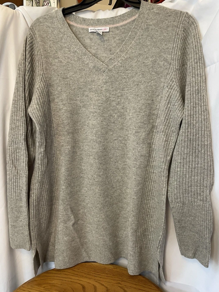 Suéter Isaac Mizrahi Cuello en V Cachemira Talla Pequeña Gris Foto 3 de 4