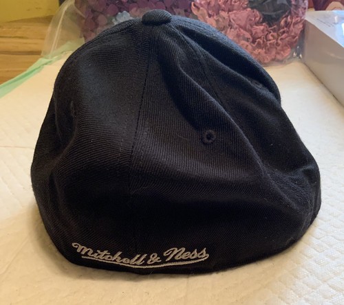 Mitchell & Ness San Antonio Spurs NBA Black Cap Fitted Size 7 1/8 - Picture 3 of 3