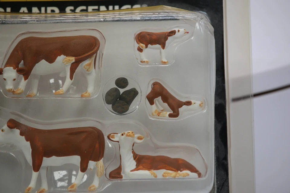 O Gauge Woodland Scenics A2767 Scenic Accents Hereford Cows (11) PCS 1:48 Scale - Image 4 of 4