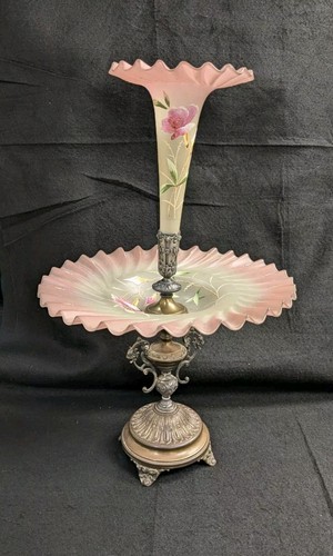 Viktorianisches Cranberry satiniertes Glas Epergne Herzstück 20,5" hoch