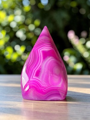 Rosa gefärbter Achat Flammenkristall | Natürliches Banding, lebendiges Dekor (78 mm x 50 mm)
