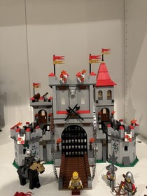 LEGO 7946 King's Castle -  Complete castle with most figs. 