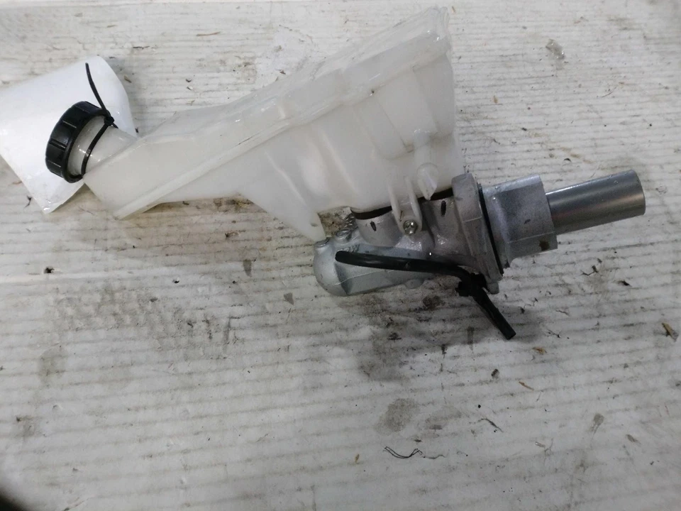 2017 INFINITI QX30 Brake Master Cylinder OEM 460105DA9B 71K Miles White Foto 2 de 3