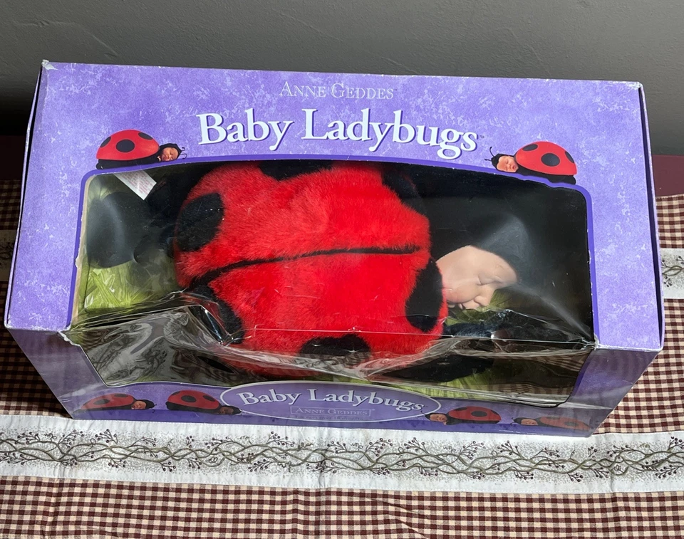 Boneca de Pelúcia Vintage Anne Geddes 17” Bebê Joaninha Dormir Colecionável 1998 NOVA - Imagem 4 de 4