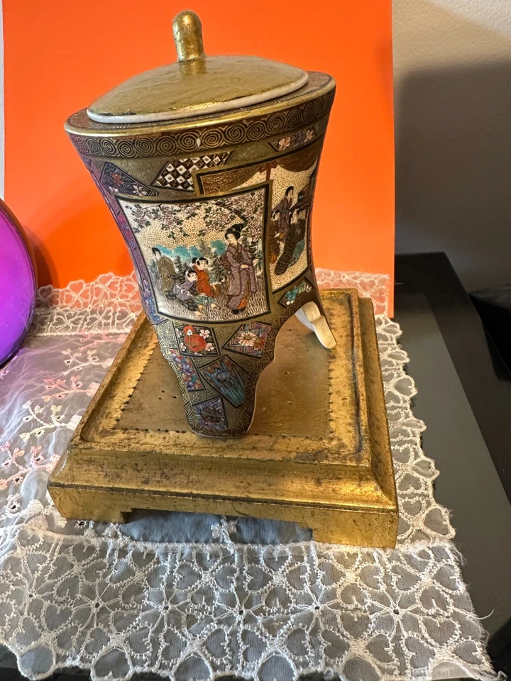 FRASCO CUBIERTO TRÍPODE SATSUMA JAPONÉS DE FINALES DEL SIGLO XVIII POR EL MAESTRO ARTISTA SHUZAN. Foto 2 de 4