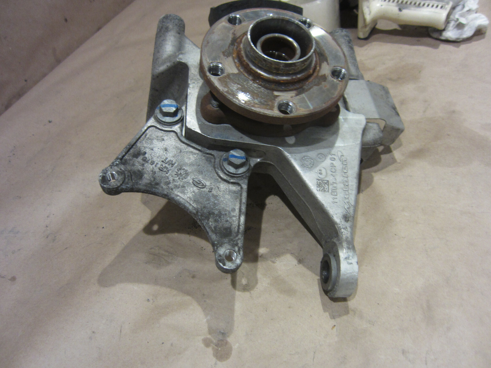 McLaren 570S - RH Rear Hub Holder With Hub - PN 11B0094CP