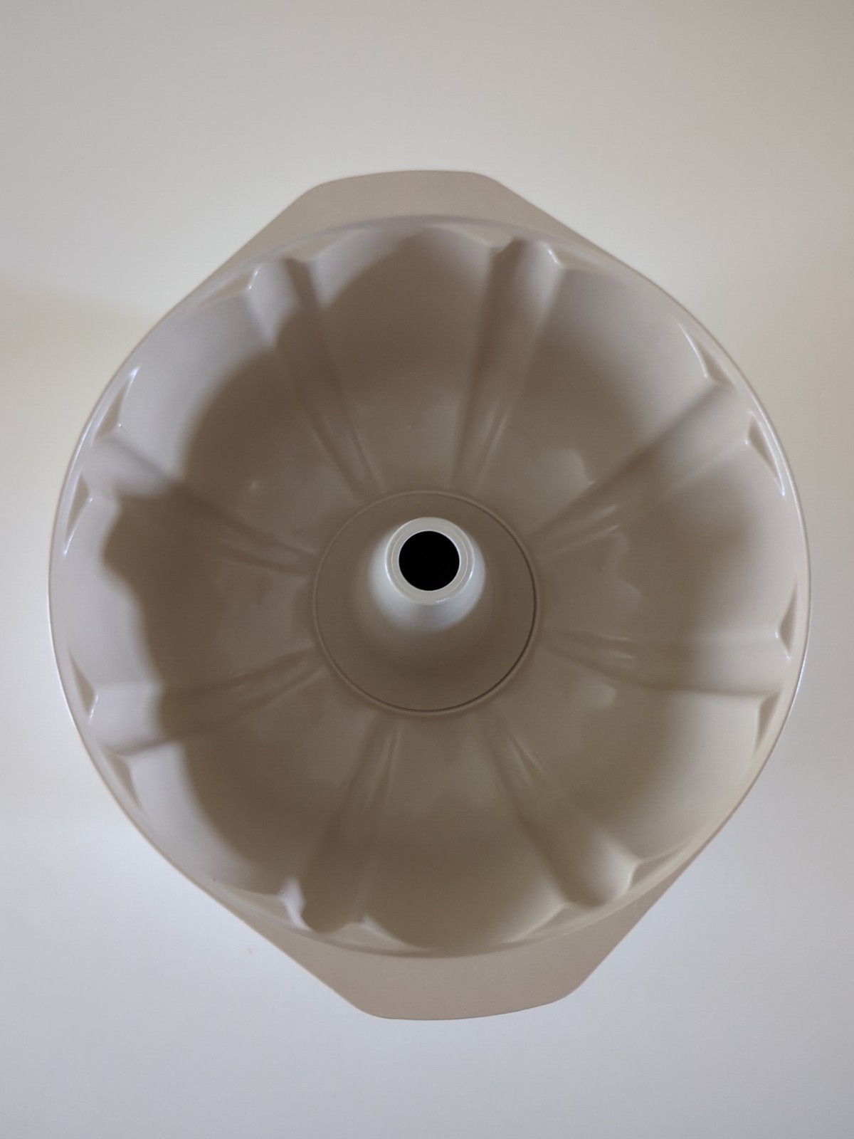 Vintage Anchor Hocking Microware Fluted Cake Pan PM448-TI Cream Color