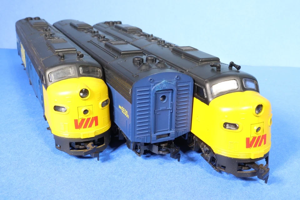 Set of 3 IHC / Rivarossi HO Scale VIA Rail E8 ABA Diesel Engines - 2 Powered - Image 4 of 4