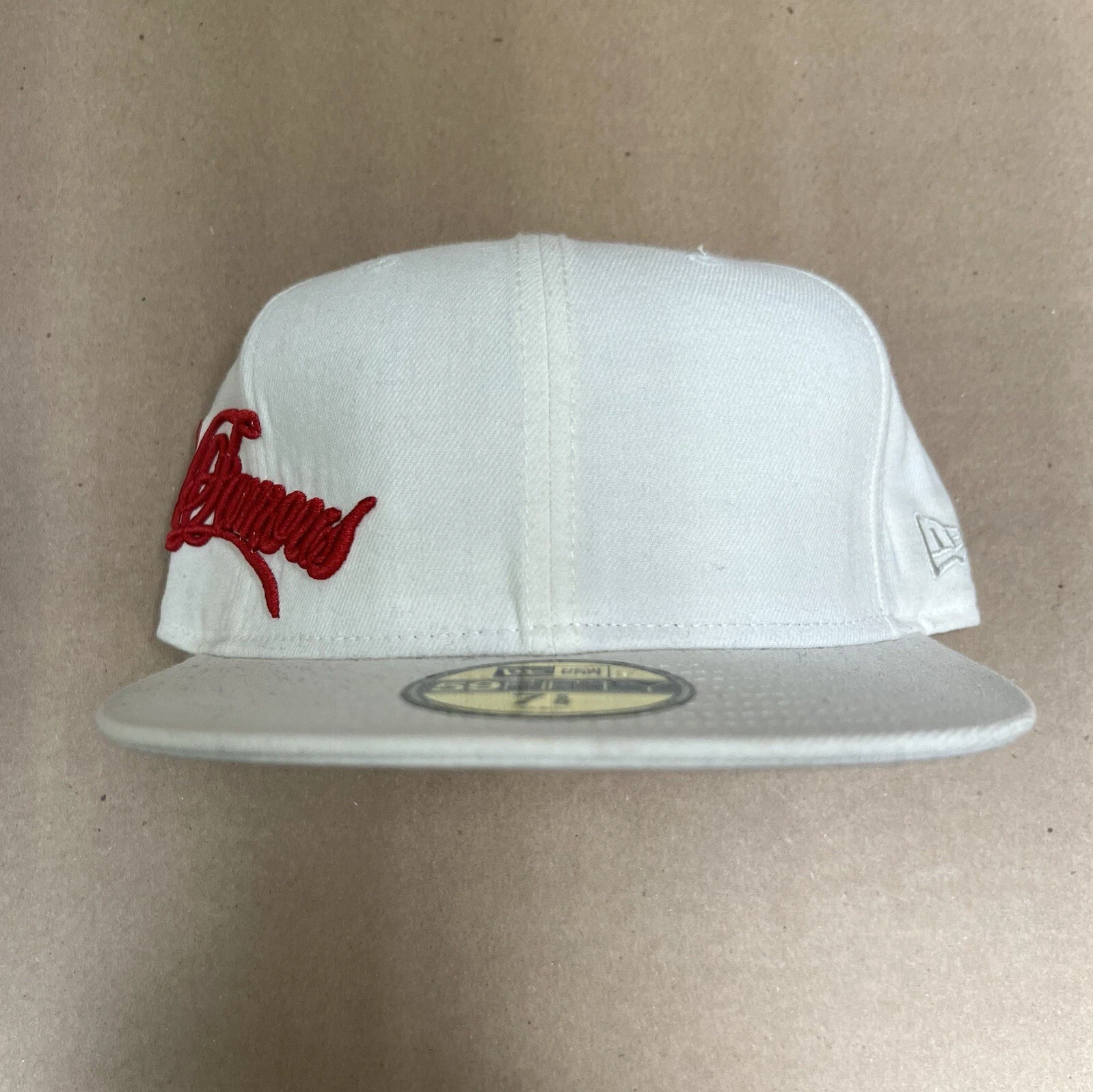 2006 Supreme New Era World Famous chapeau de script casquette 59fifty 7 5/8 blanc rouge